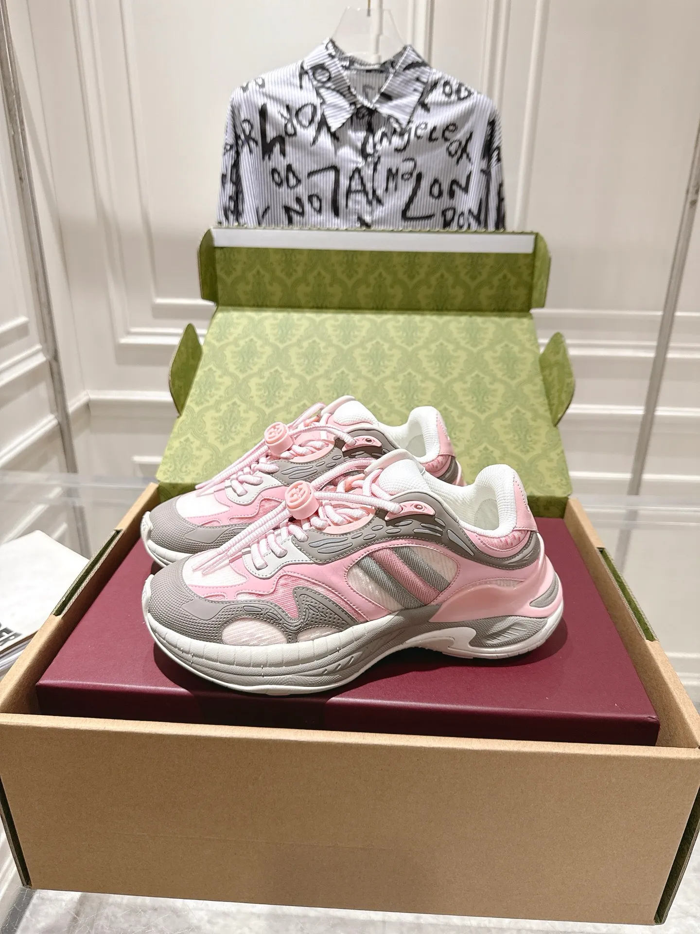 👟👟Ex-factory price 980👟👟Upgraded version with airplane case Gucci Gucci 25ss hot new style couple style retro sports shoes dad shoes This Gucci 2.0 reinterprets the brand's iconic striped webbing elements. This new interpretation of iconic details uses EVA thick soles with a smart silhouette, bringing a stable and comfortable wearing experience. Delivered in exquisite packaging. Fabric: Made of original imported cowhide/technical fabric. Inner foot pad: Breathable mesh. Heel height: 4cm. Sole: Original customized ultra-light foam rubber outsole. Size: 35-45 (women's size 40, men's size 45, custom-made, non-returnable)